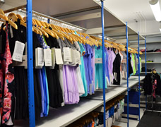 Inboard hanging rails for sports clothing
