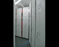 Mobile storage units with pull handles