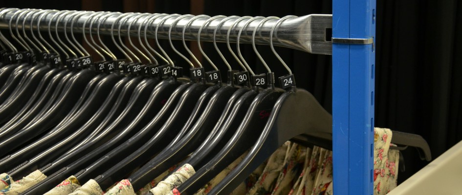 Garment hanging rail